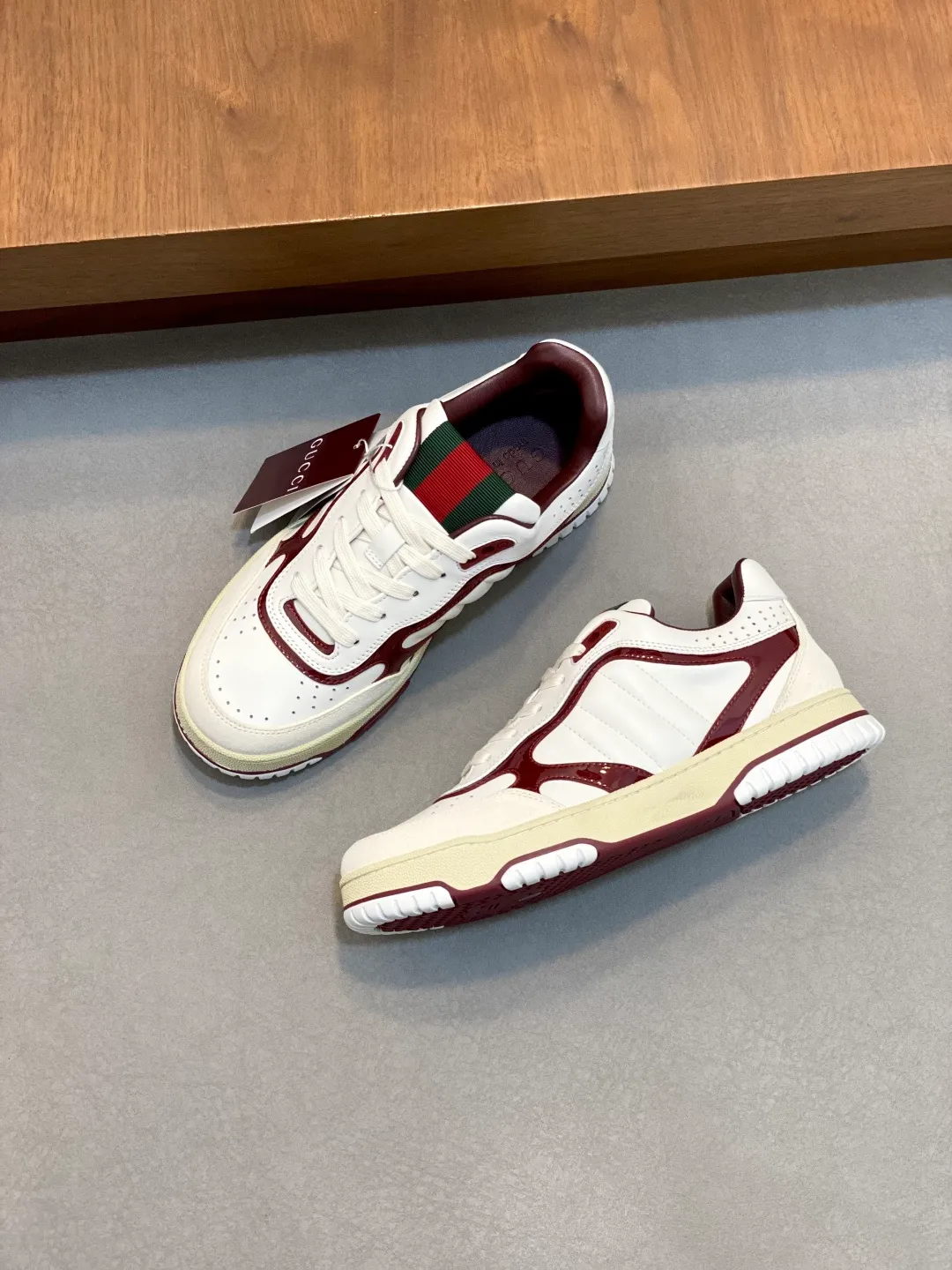 Men's Shoes 💰660 𝐆𝐮𝐜𝐜𝐢 𝐑𝐞-𝐖𝐞𝐛 As the first sneaker created by Sabato De Sarno for Gucci, the Re-Web series reinterprets the brand's classic stripes and sets off the modern silhouette design with bold and unique details. These shoes are crafted from white leather. This new sneaker is ingeniously decorated with many of the brand's classic details, and is equipped with a bright red and green webbing tongue, which will make people fall in love at first sight. White leather treated with a special process for softness and luster, with an embossed grainy texture. Script Gucci logo and interlocking G web label with Interlocking G and script Gucci logo. Rubber outsole with interlocking G detail eyelets. Web tongue. Size: 39-44 (customized for sizes 38 and 45)